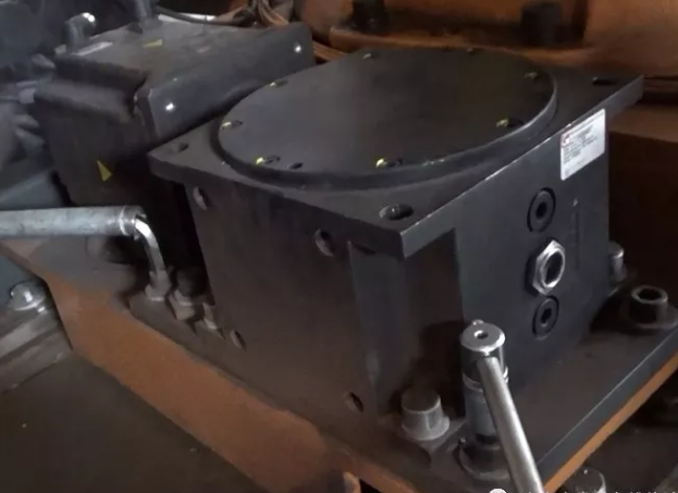 擰松變數(shù)箱的三個緊固螺絲，和一個偏心輪的緊固螺絲